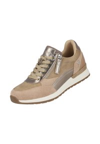 Zapatilla de ante beige con acentos metálicos plateados, con cordones en la parte frontal y detalle de cremallera lateral. Suela texturizada para mayor tracción.