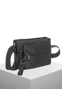 Borsa a tracolla in tessuto perforato nero con scomparti con zip, tracolla regolabile e dettaglio logo in rilievo sulla parte frontale.