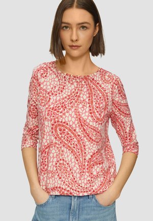 Haut à manches longues rose avec un motif floral ; tissu léger ; encolure ronde ; coupe décontractée ; présente un design abstrait dans des tons de rose plus foncés.