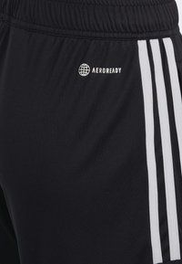 Schwarze Sportshorts aus glattem Material, mit weißen Streifen an den Seiten und einem weißen "AEROREADY"-Logo.