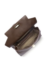 Borsa a tracolla in pelle marrone con forma strutturata, dotata di chiusura in metallo dorato e tasche interne, compresa una comparto con zip.