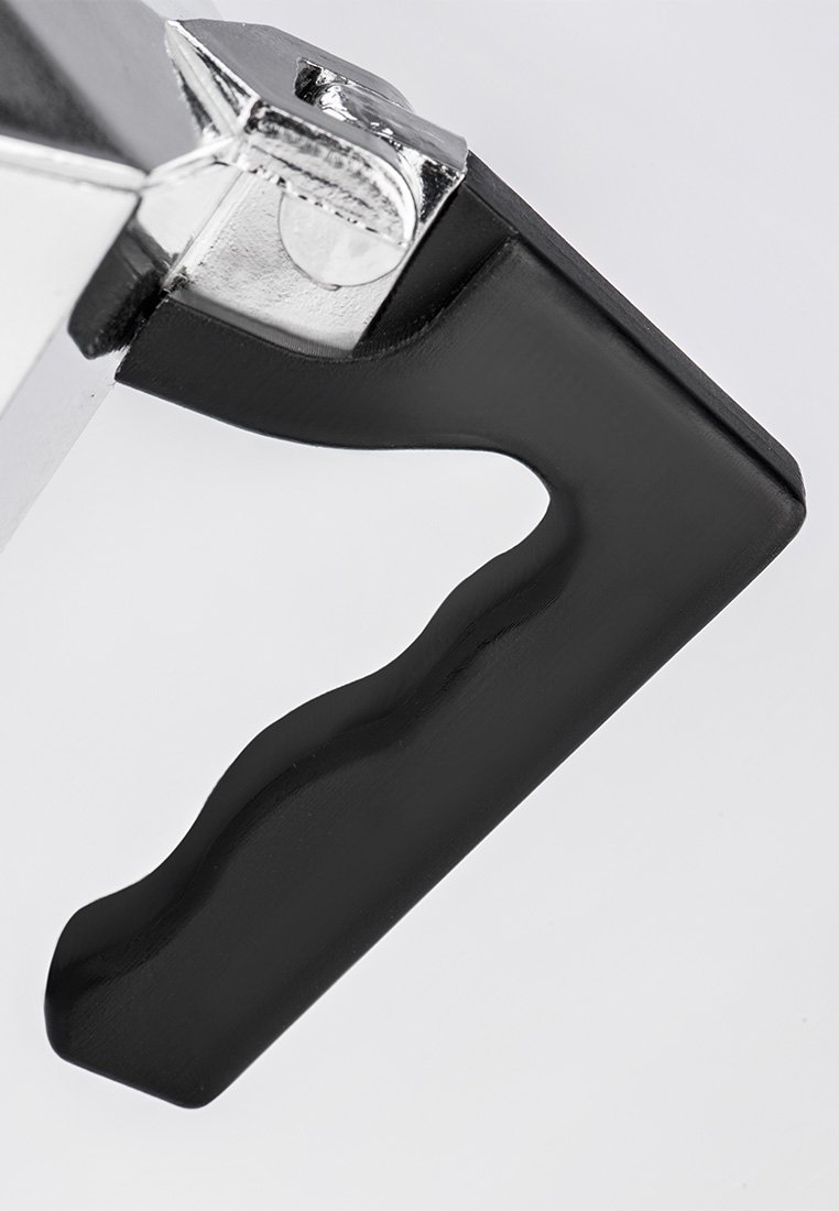 Schwarzer ergonomischer Griff, der an einer silbernen Metallbasis befestigt ist, mit einer strukturierten Oberfläche und verchromten Beschlägen, konzipiert für Benutzerfreundlichkeit und Komfort.