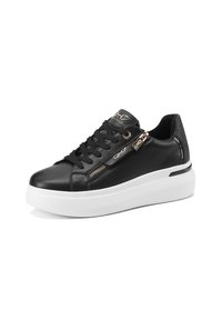 Sneaker in pelle nera con una spessa suola bianca, dotate di dettagli in hardware dorato e una cerniera laterale. Superficie testurizzata e lacci piatti.
