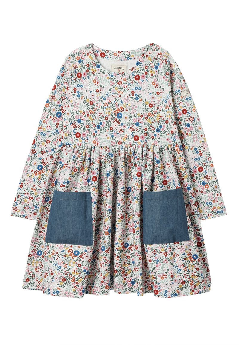 Robe blanche à manches longues avec un motif floral multicolore et deux grandes poches bleues à l'avant, avec une taille froncée.