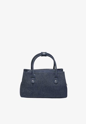 Borsa in denim blu scuro con manici corti, chiusura a bottone argento sulla parte superiore e scomparto principale con zip.