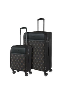 Dos maletas rígidas negras con un patrón de monograma marrón, equipadas con asas retráctiles y ruedas multidireccionales.