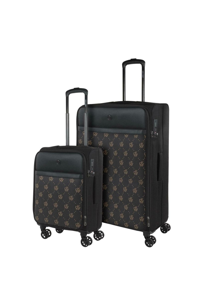 Dos maletas rígidas negras con un patrón de monograma marrón, equipadas con asas retráctiles y ruedas multidireccionales.