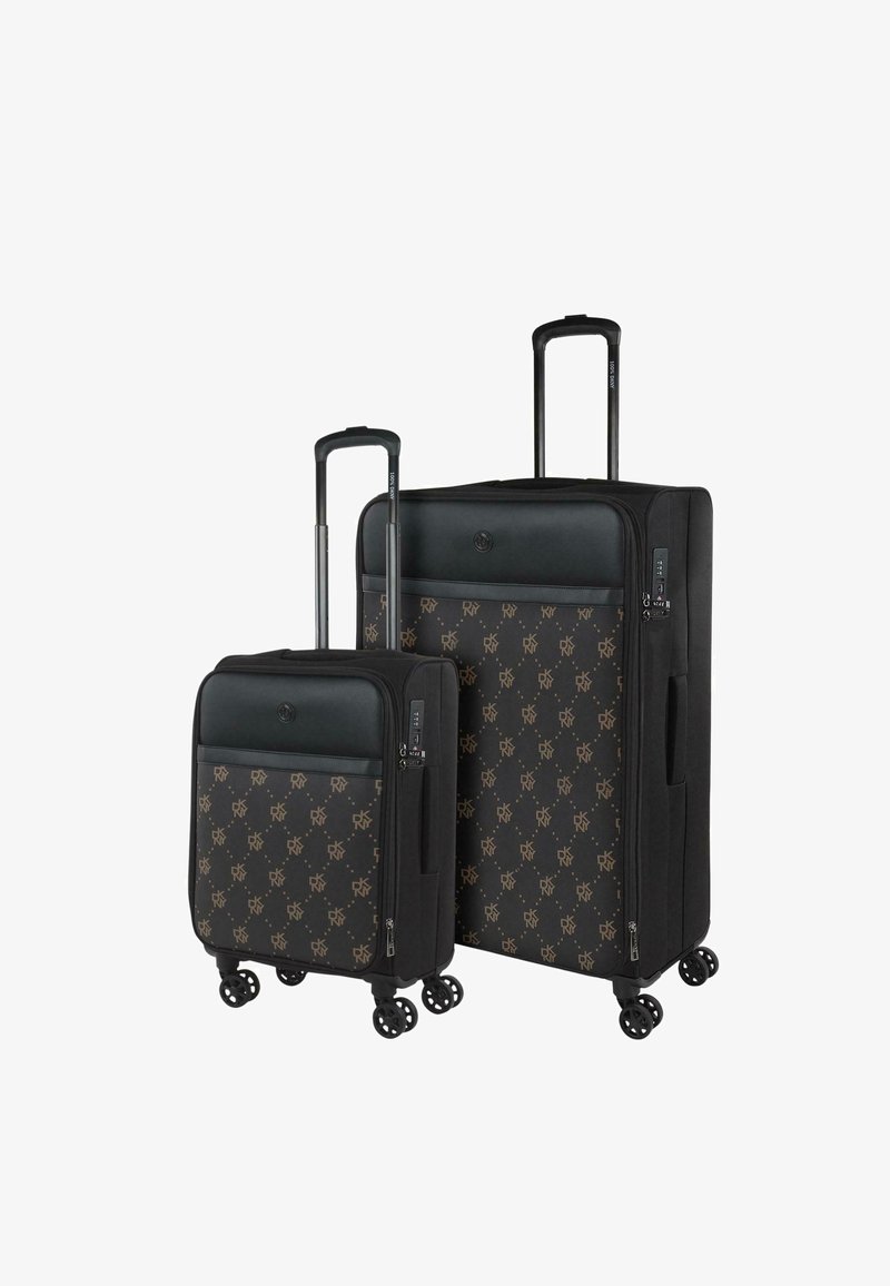 Dos maletas rígidas negras con un patrón de monograma marrón, equipadas con asas retráctiles y ruedas multidireccionales.