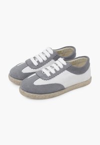 Sneakers grigi e bianchi realizzati in materiali scamosciati e in tela, di forma rotonda, con chiusura a lacci, decorazioni ondulate e suole in juta intessuta.