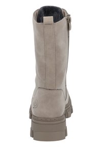 Szare zamszowe botki za kostkę z teksturowaną powierzchnią, bocznym zamkiem błyskawicznym i masywną gumową podeszwą. Posiadają pętelkę z tyłu dla łatwego zakładania.