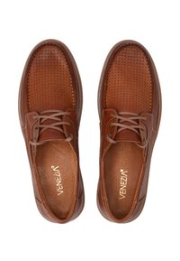 Bruine leren schoenen met een geperforeerd ontwerp, ronde neus, vetersluiting en een gestructureerde binnenzool, met het "Venezia" logo bovenop.