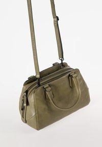 Borsa a tracolla in pelle verde oliva con manici doppi e tracolla rimovibile, caratterizzata da una zip nella parte superiore e una texture liscia, forma arrotondata.