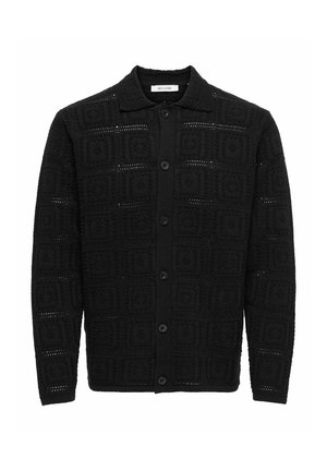 Czarny długi sweter na szydełku z długim rękawem, z kołnierzem i zapięciem na guziki z przodu, z detalami w formie kwadratowego wzoru na całej tkaninie.