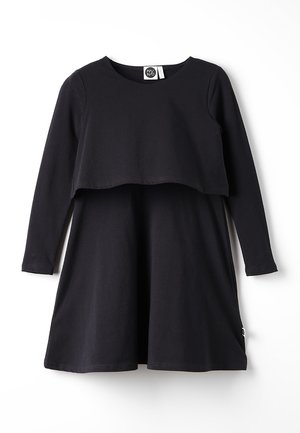 Sort langærmet kjole med lagdelt cropped top-design, rund halsudskæring og A-formet nederdel, lavet af blødt bomuldsstof.