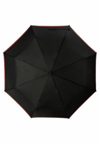 Parapluie noir à huit panneaux, avec une bordure rouge le long du bord. Texture de tissu lisse avec un bouton central pour l'ouverture et la fermeture.
