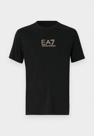Schwarzes T-Shirt aus glattem Baumwollmaterial mit kurzen Ärmeln, das auf der Vorderseite ein kontrastierendes Gold-Logo von EA7 und Emporio Armani zeigt.