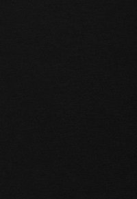 Tjock svart texturväv med ett subtilt diagonalt ribbat mönster och finstickad väv.