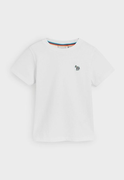 Hvid bomulds t-shirt med korte ærmer og rund halsudskæring. Har et lille broderet design på brystet i blå og sort.