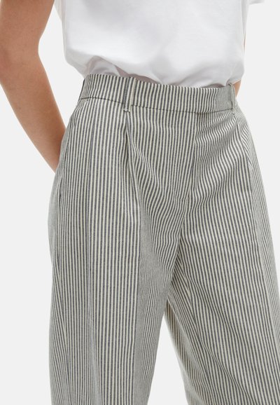 Pantalon rayé en tissu léger, avec de fines rayures bleu marine et blanches, doté d'un devant plissé et de poches latérales.