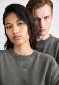 Calvin Klein Jeans WASHED BADGE CREW NECK UNISEX - Sudadera - endless grey