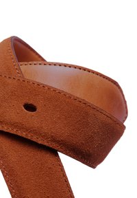 Brun mockabälte med en slät läderinredning, som har tydlig sömnad och ett stansat hål för justering.