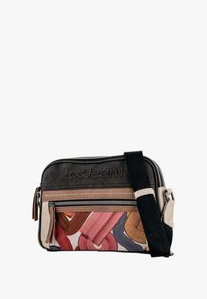 Bolso de hombro con una mezcla de patrones abstractos en gris, marrón y multicolor, con cierre de cremallera y correa ajustable.