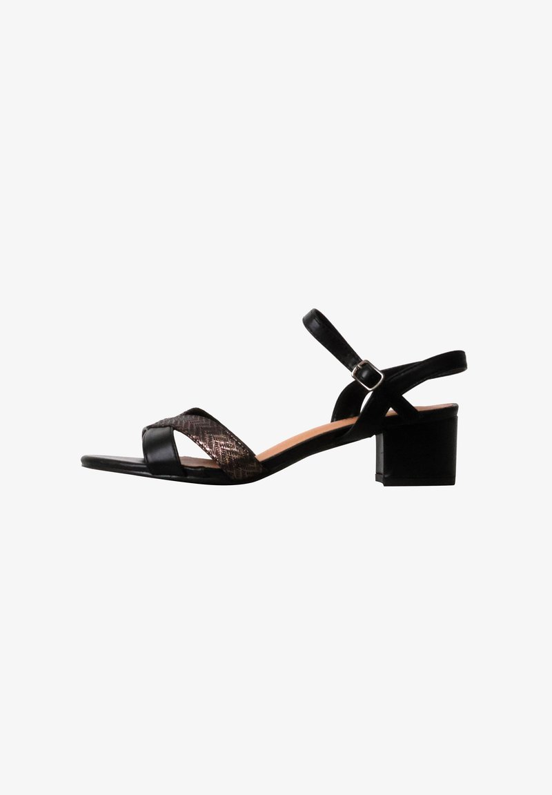 Sandale noire à petit talon avec bride à la cheville, boucle et une lanière marron texturée traversant le devant du pied.