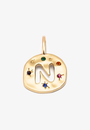 Guldring med en hævet "N," prydet med farverige ædelsten: grøn, blå, lilla, pink og orange, på en struktureret cirkulær form.