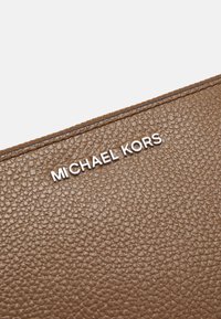 MICHAEL Michael Kors JET SET WRISTLET - Novčanik - driftwood