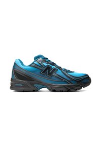 Синьо и черно бягащо обувка New Balance с горна част от мрежа, затваряне с връзки, дебела подметка и брандиране отстрани и на петата.