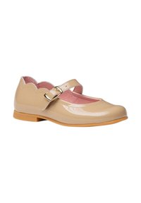 Zapatos Mary Jane de charol beige con borde festoneado, correa ajustable con hebilla y suela de goma baja color marrón. Forro interior rosa.