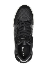 Zwarte sneaker met een geborduurde textuur, ronde neus, contrasterende witte zool en zijstrepen. Merkenlogo zichtbaar op de tong en inlegzool.
