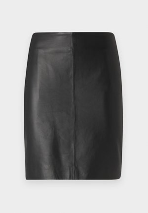 Saia de couro preta com um design ajustado e textura suave, apresentando uma costura central na frente e uma silhueta limpa e minimalista.