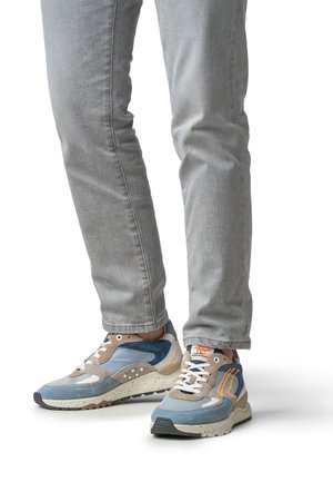 Sportschuhe in Blau- und Beigetönen mit einer Mischung aus Wildleder und Mesh, markanten Akzenten, strukturierter Sohle und farbigen Steppnähten.