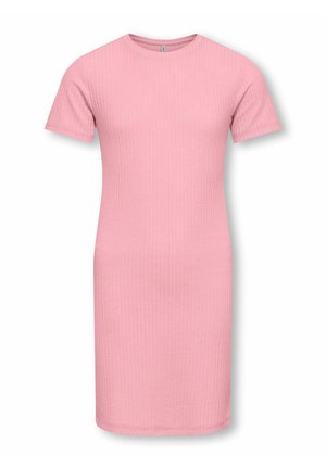 Blød lyserød, kortærmet, ribbet, knælængde kjole med rund halsudskæring og tætsiddende silhuet på hvid baggrund.