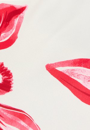 Estampado de besos con lápiz labial rojo y una coleta roja sobre un fondo de tela blanca.