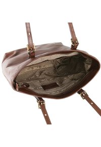 Borsa a tracolla in pelle marrone con doppie cinghie, apertura superiore che mostra l'interno foderato in tessuto con marchio e piccoli taschini interni.