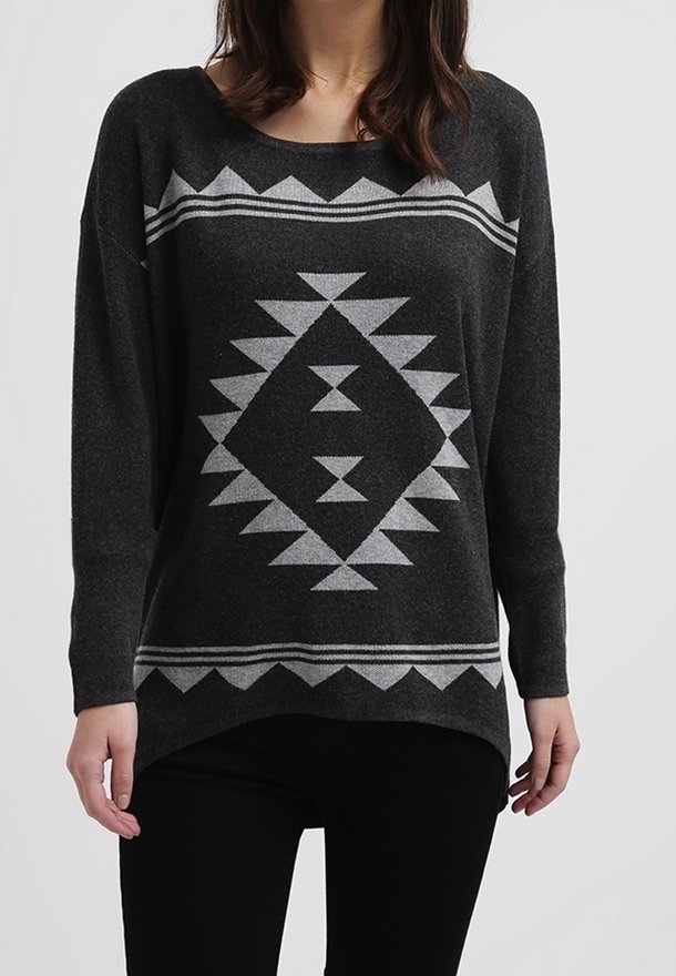 Pull gris avec un motif géométrique blanc, doté d'une coupe décontractée, d'un large décolleté et de manches longues. Fabriqué à partir d'un tissu doux et texturé.