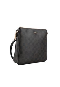 Borsa a tracolla in pelle nera texturizzata con motivo a scacchi, chiusura con zip e tracolla regolabile. Logo dorato sul davanti.