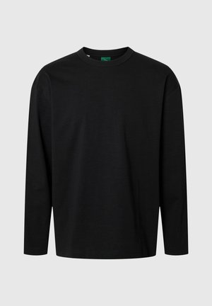 Juoda ilgomis rankovėmis medvilninė marškinėliai iš minkštos medvilnės, suapvalintu kaklu ir laisvu siluetu. Paprastas dizainas, be matomų logotipų ar raštų.