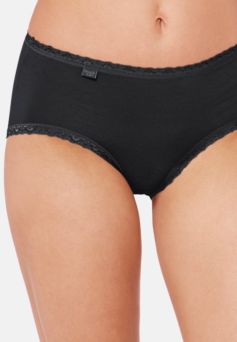Sous-vêtements noirs avec des bordures en dentelle, au toucher doux. Présente une ceinture avec une étiquette logo discrète et un design à couverture moyenne.