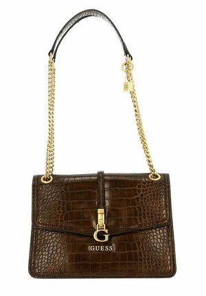 Brązowa torebka ze skóry o fakturze krokodyla z złotym łańcuszkiem, frontowym zapięciem i logo "GUESS" w złotych literach.