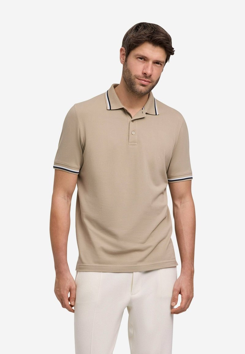 Beige poloshirt met korte mouwen, drieknopenpas en gestreepte kraagaccenten in marineblauw en wit. Gladde textuur en reguliere pasvorm.