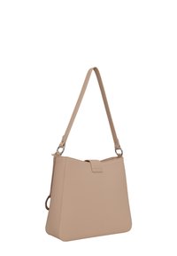 Beige syntetisk håndtaske med en struktureret design, forlænget form, klaplukning og en enkelt justerbar rem. Sølv hardware detaljer.