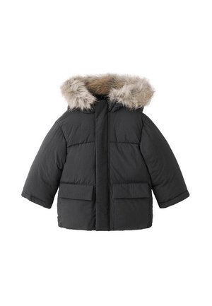 Chaqueta puffer negra con capucha forrada de piel sintética, costuras horizontales, dos bolsillos frontales y cierre frontal con cremallera. Acabado suave y texturizado.