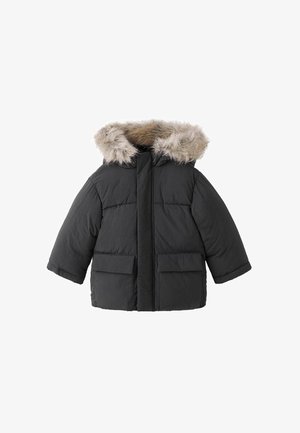 Schwarze Pufferjacke mit einer mit Kunstfell gefütterten Kapuze, horizontalen Nähten, zwei Fronttaschen und einem durch Reißverschluss verschlossenen Vorderteil. Weiche, strukturierte Oberfläche.