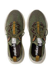 Grønne strikkesneakers med brune detaljer, rund tå, flate lisser, lys brun hette på hælen og synlig merkevare på sålen. Lett design.