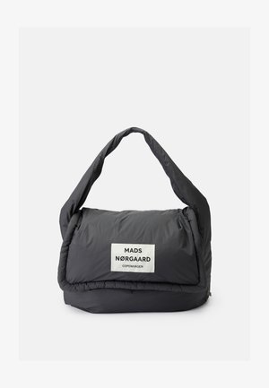 Sac à épaule rembourré gris foncé avec une large sangle et une étiquette blanche portant l'inscription "Mads Nørgaard Copenhagen" sur le rabat avant.