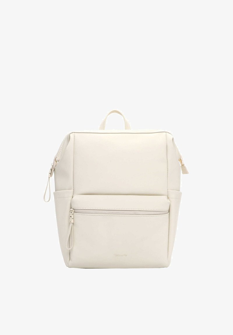 Sac à dos rectangulaire de couleur crème avec poche avant zippée, poignée supérieure et poches latérales, présenté sur un fond blanc.