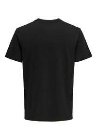 Camiseta de algodón negra con mangas cortas, cuello redondo y espalda lisa. Textura suave sin logotipos ni diseños visibles.